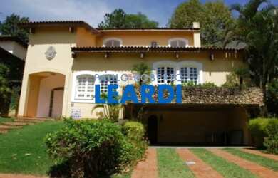 Imagem: A casa em condomínio possui 4 Dormitórios, 5 Banheiros, 4