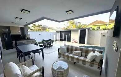 Imagem: A casa em condomínio possui 5 Dormitórios, 5 Banheiros, 3