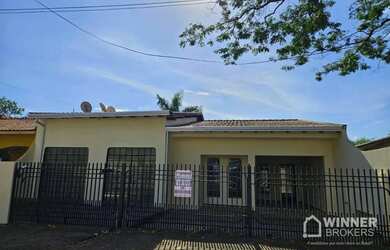 Imagem: A casa possui 3 Dormitórios, 1 Banheiro, 3 Vagas na garagem