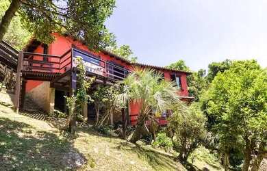 Imagem: A casa possui 2 Dormitórios, 1 Banheiro, 1 Vaga na garagem