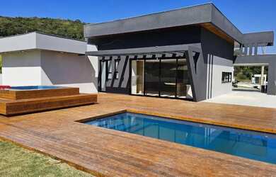 Imagem: A casa em condomínio possui 4 Dormitórios, 5 Banheiros, 3