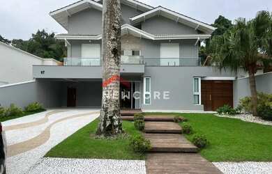 Imagem: A casa possui 5 Dormitórios, 5 Banheiros, 4 Vagas na garagem