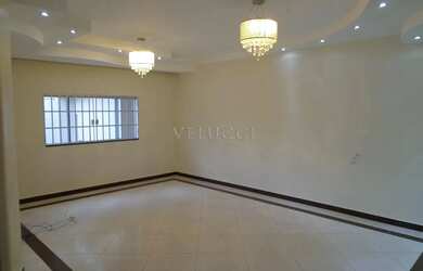 Imagem: A casa possui 3 Dormitórios, 1 Banheiro, 2 Vagas na garagem