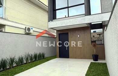 Imagem: A casa possui 3 Dormitórios, 3 Banheiros, 2 Vagas na garagem