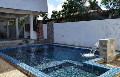 Imagem: A casa possui 2 Dormitórios, Acomodam 15 pessoas e 5 Vagas