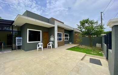 Imagem: A casa possui 3 Dormitórios, 2 Banheiros, 2 Vagas na garagem