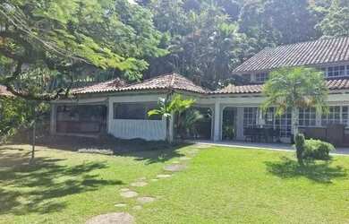 Imagem: A casa possui 5 Dormitórios, 4 Banheiros, 4 Vagas na garagem