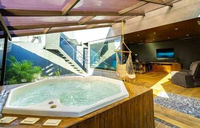 Imagem: A casa em condomínio possui 5 Dormitórios, 5 Banheiros, 5