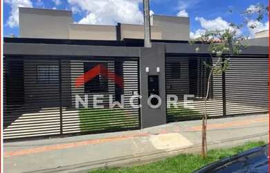 Imagem: A casa possui 2 Dormitórios, 1 Banheiro, 2 Vagas na garagem