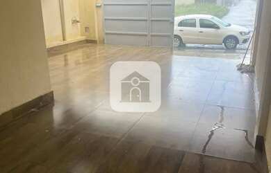 Imagem: A casa possui 2 Dormitórios, 2 Banheiros, 2 Vagas na garagem