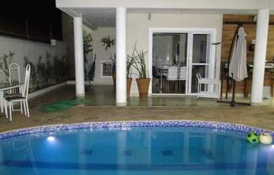 Imagem: A casa possui 4 Dormitórios, 5 Banheiros, 5 Vagas na garagem