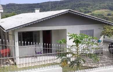 Imagem: A casa possui 3 Dormitórios, 2 Banheiros, 1 Vaga na garagem