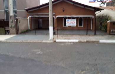 Imagem: A casa possui 3 Dormitórios, 3 Banheiros, 2 Vagas na garagem