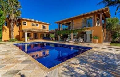 Imagem: A casa possui 4 Dormitórios, 5 Banheiros, 5 Vagas na garagem