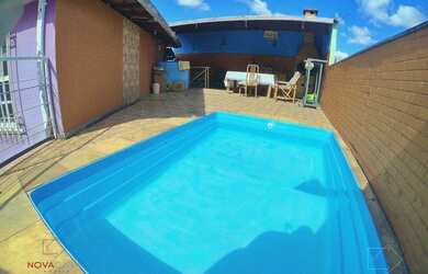 Imagem: A casa possui 3 Dormitórios, 2 Banheiros, 2 Vagas na garagem