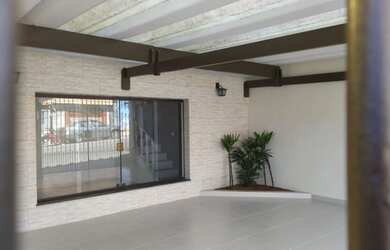 Imagem: A casa possui 3 Dormitórios, 3 Banheiros, 2 Vagas na garagem