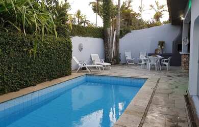 Imagem: A casa possui 4 Dormitórios, 3 Banheiros, 3 Vagas na garagem