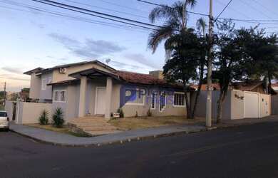 Imagem: A casa possui 5 Dormitórios, 5 Banheiros, 5 Vagas na garagem