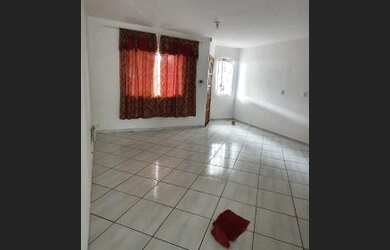 Imagem: A casa possui 2 Dormitórios, 1 Banheiro, 2 Vagas na garagem