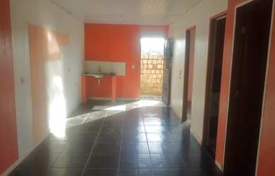 Imagem: A casa possui 2 Dormitórios, 1 Banheiro, 2 Vagas na garagem