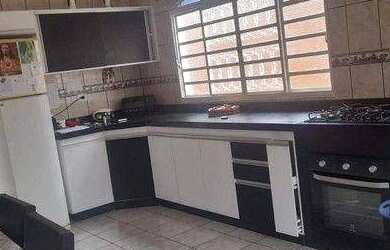 Imagem: A casa possui 3 Dormitórios, 3 Banheiros, 4 Vagas na garagem