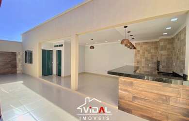 Imagem: A casa possui 3 Dormitórios, 3 Banheiros, 4 Vagas na garagem