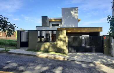 Imagem: A casa possui 3 Dormitórios, 3 Banheiros, 2 Vagas na garagem