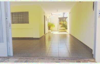 Imagem: A casa possui 4 Dormitórios, 4 Banheiros, 3 Vagas na garagem