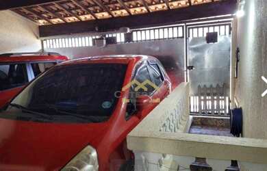 Imagem: A casa possui 4 Dormitórios, 2 Banheiros, 2 Vagas na garagem