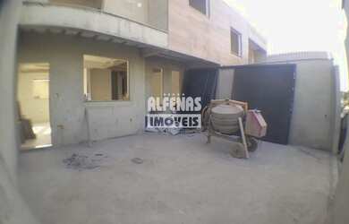 Imagem: A casa possui 3 Dormitórios, 2 Banheiros, 3 Vagas na garagem