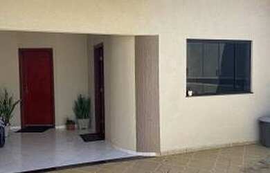 Imagem: A casa possui 3 Dormitórios, 1 Banheiro, 2 Vagas na garagem