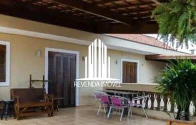 Imagem: A casa possui 3 Dormitórios, 2 Banheiros, 4 Vagas na garagem