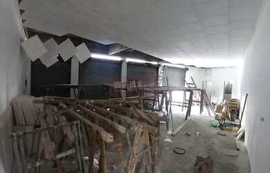 Imagem: O depósito possui 3 Vagas na garagem, 120m² de Área e está