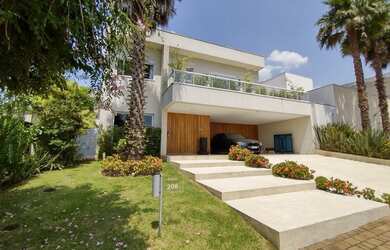 Imagem: A casa possui 4 Dormitórios, 5 Banheiros, 4 Vagas na garagem