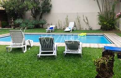 Imagem: A casa possui 3 Dormitórios, 3 Banheiros, 4 Vagas na garagem