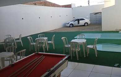 Imagem: A casa possui 2 Banheiros, 5 Vagas na garagem, 200m² de Área