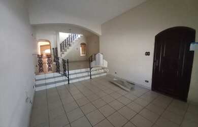 Imagem: A casa possui 3 Dormitórios, 3 Banheiros, 2 Vagas na garagem