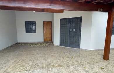 Imagem: A casa em condomínio e possui 2 Dormitórios, 2 Banheiros