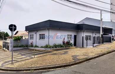 Imagem: A casa possui 4 Dormitórios, 2 Banheiros, 5 Vagas na garagem