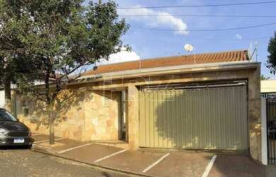 Imagem: A casa possui 3 Dormitórios, 3 Banheiros, 3 Vagas na garagem