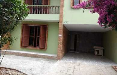 Imagem: A casa possui 4 Dormitórios, 4 Banheiros, 1 Vaga na garagem