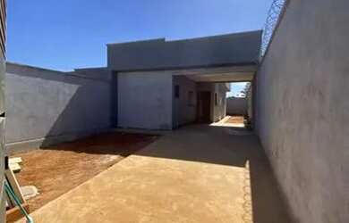 Imagem: A casa possui 2 Dormitórios, 2 Banheiros, 1 Vaga na garagem