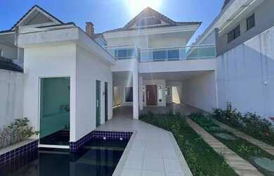 Imagem: A casa possui 4 Dormitórios, 5 Banheiros, 2 Vagas na garagem