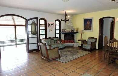 Imagem: A casa possui 3 Dormitórios, 4 Banheiros, 5 Vagas na garagem