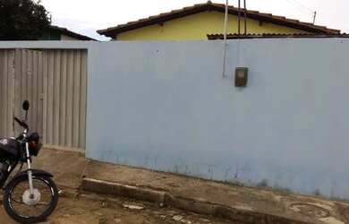 Imagem: A casa possui 2 Dormitórios, 1 Banheiro, 1 Vaga na garagem