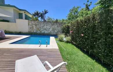 Imagem: A casa possui 4 Dormitórios, 3 Banheiros, 2 Vagas na garagem