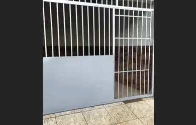 Imagem: A casa possui 1 Dormitório, 1 Banheiro, 1 Vaga na garagem