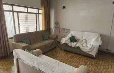 Imagem: A casa possui 2 Dormitórios, 2 Banheiros, 2 Vagas na garagem