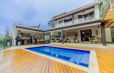 Imagem: A casa possui 3 Dormitórios, 5 Banheiros, 2 Vagas na garagem