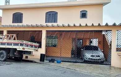 Imagem: A casa possui 3 Dormitórios, 5 Banheiros, 3 Vagas na garagem